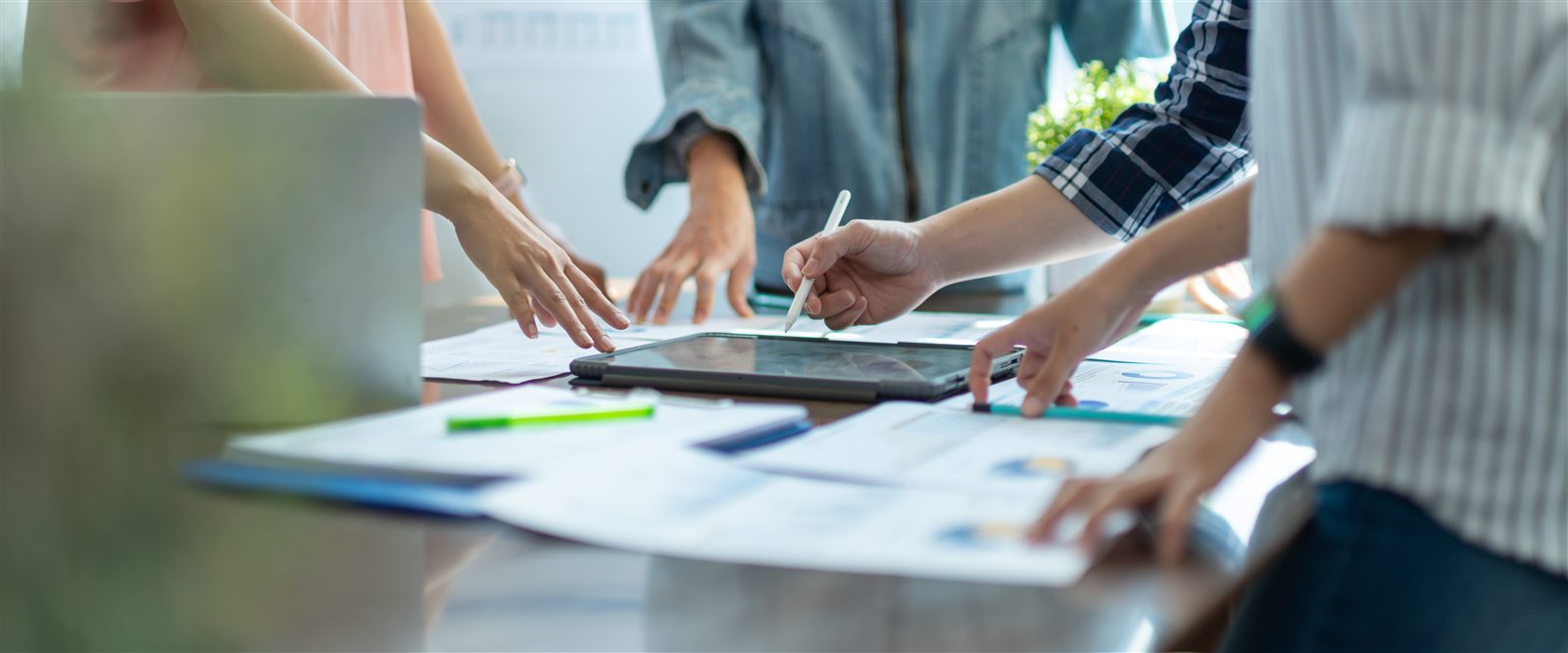 Gemeinsame Analyse und Zusammenarbeit am Tisch