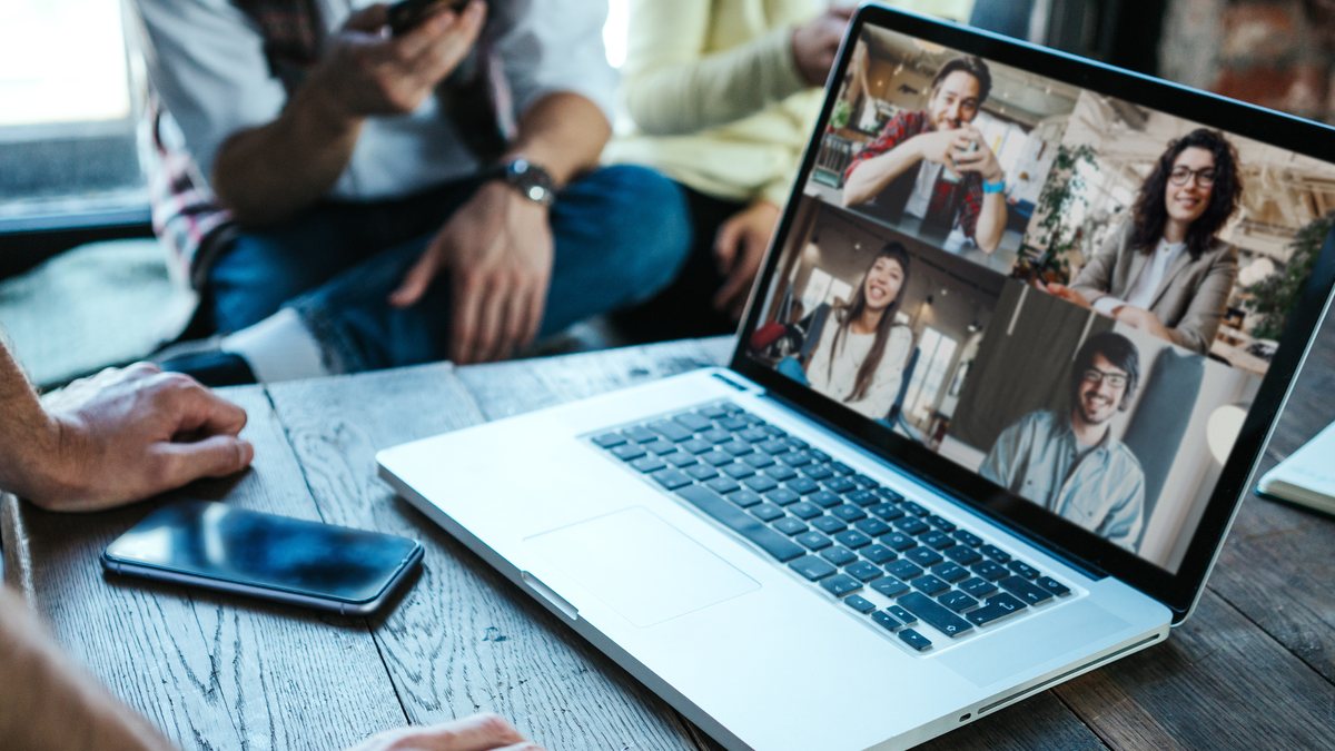 Mensch & KI – Menschen arbeiten mit digitalen Werkzeugen